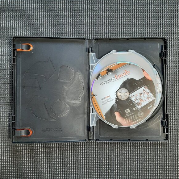 Modern Family: Season 2 - DVD - 3-Disc Set, 24 Episodes - Picture 3 of 4